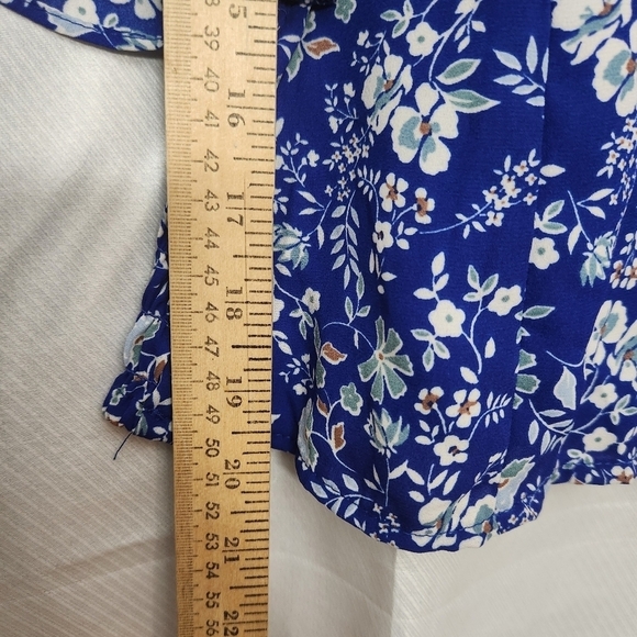 Sienna Sky blue floral cropped short sleeve top cut out in front size XL - Picture 9 of 13